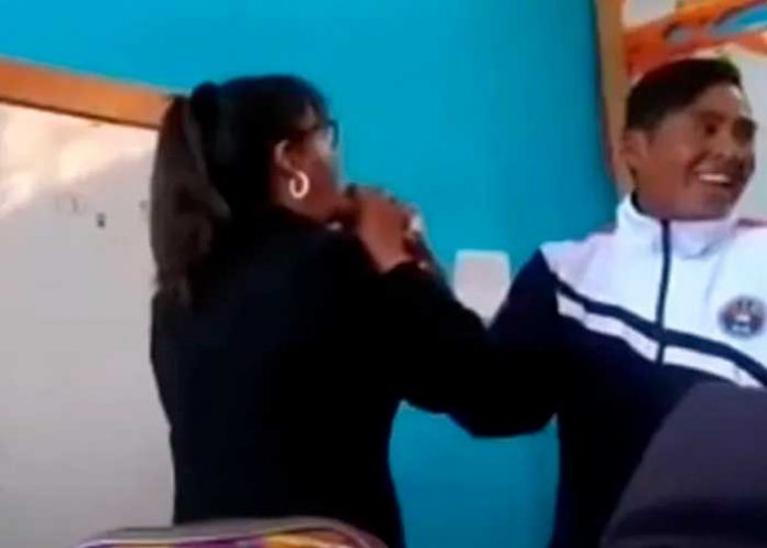 ¡Viral! Maestra enseña a alumnos como poner el 