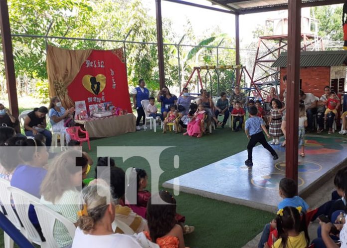 z Niños de CDI en Tipitapa celebran el día de las madres