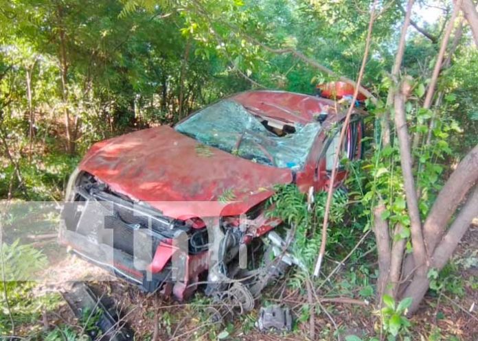 Camioneta quedes hecha chatarra tras accidente en Tipitapa