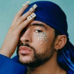 Bad Bunny rompe las redes al salir con "minifalda celta" en concierto