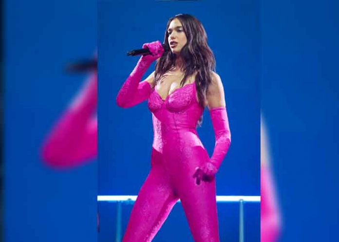 Dua Lipa goza de unas vacaciones asoleadas en Portugal