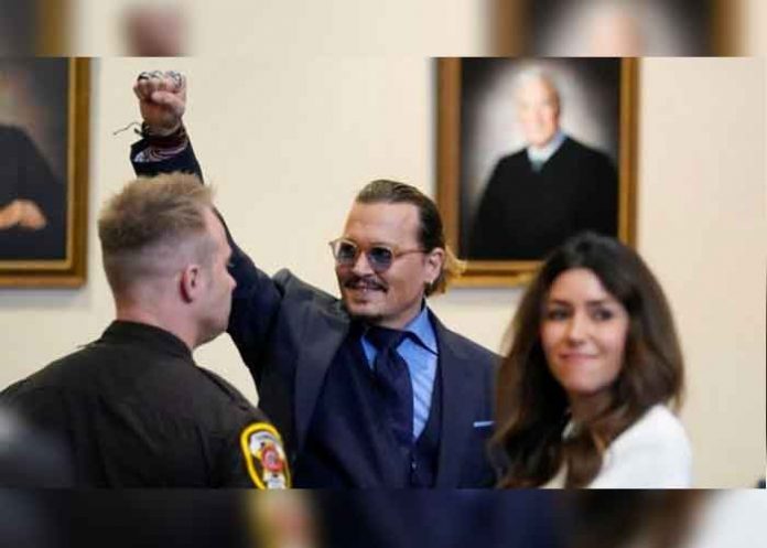 ¿Falso o verdadero? Johnny Depp sale 'perdido en guaro' de hotel