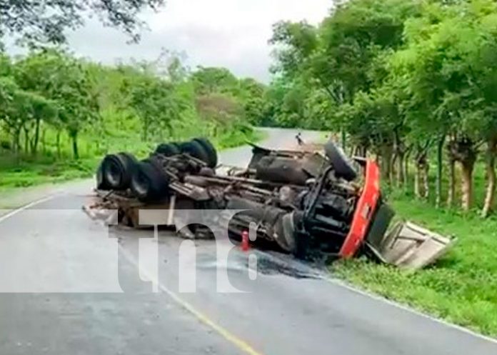 El camión tipo rastra pertenece a la empresa maderera Nordic, ubicada en la comunidad La Embajada en Boaco y se dirigía a Managua.