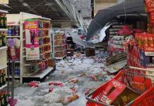 México: Fuerte lluvia de granizo derriba techo de supermercado