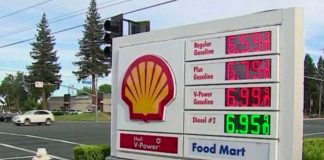 Trabajador se confunde en el precio de la gasolina y los despiden