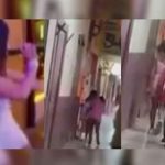«A fajazos»: Madre en Perú saca a su hija de una discoteca "A fajazos": Madre en Perú saca a su hija de una discoteca