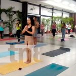 Realizan clases de yoga gratis en el Parque Japonés, Managua