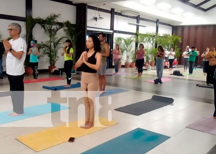 Realizan clases de yoga gratis en el Parque Japonés, Managua