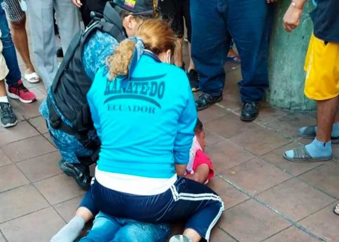 Campeona de artes marciales defiende a una mujer victima de abuso