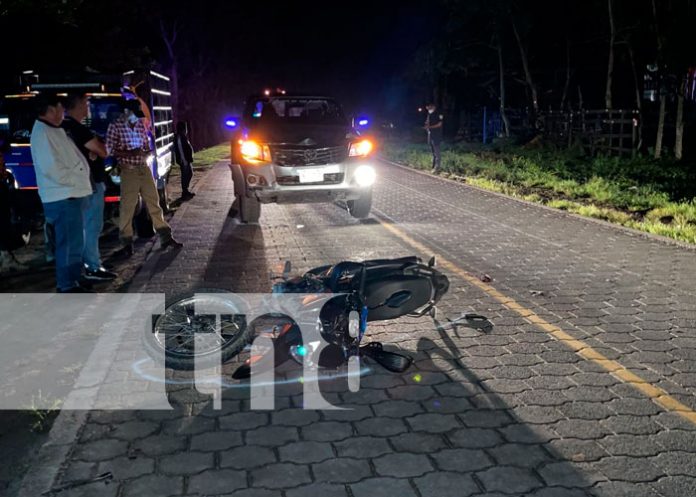 1 Jalapa: Motociclista y acompañante lesionados al impactar contra camioneta