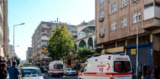 Bebé cae desde un balcón y es salvado por un transeúnte en Turquía