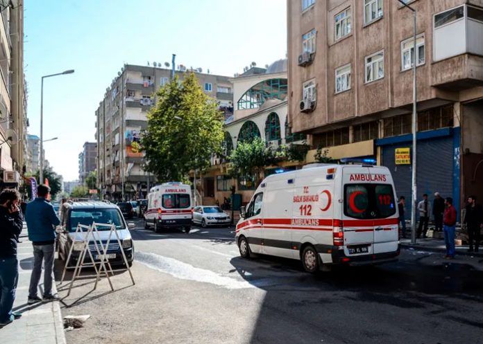 Bebé cae desde un balcón y es salvado por un transeúnte en Turquía