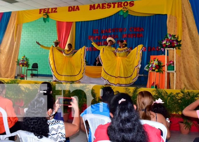 1 MINED-León festeja el Día del Maestro Nicaragüense