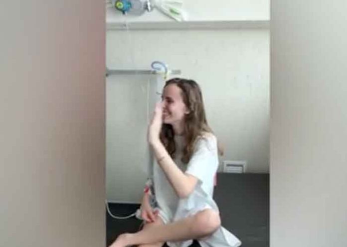 1 Inspirador: Chica con cáncer se graduó de universidad desde el hospital