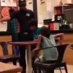 Trabajador es criticado por sacar a niños de un restaurante Trabajador es criticado por sacar a niños de un restaurante