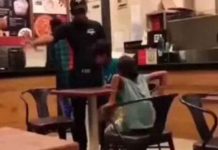 Trabajador es criticado por sacar a niños de un restaurante Trabajador es criticado por sacar a niños de un restaurante