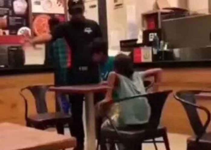1 Trabajador es criticado por sacar a niños de un restaurante