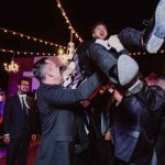 VIDEO: Novio es lanzado por invitados y casi le apagan las luces VIDEO: Invitados lanzan a novio por los aires y casi le apagan las luces