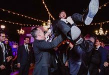 VIDEO: Novio es lanzado por invitados y casi le apagan las luces VIDEO: Invitados lanzan a novio por los aires y casi le apagan las luces