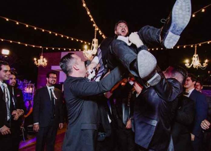 VIDEO: Invitados lanzan a novio por los aires y casi le apagan las luces