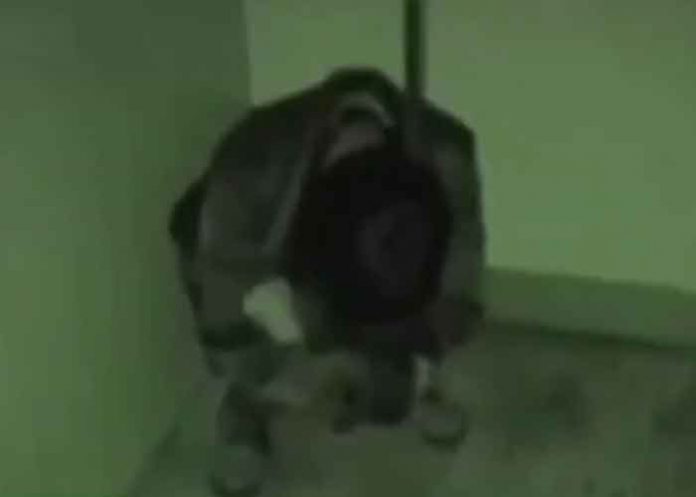 ¿Persona poseída?: Hombre capta a joven con extraña forma