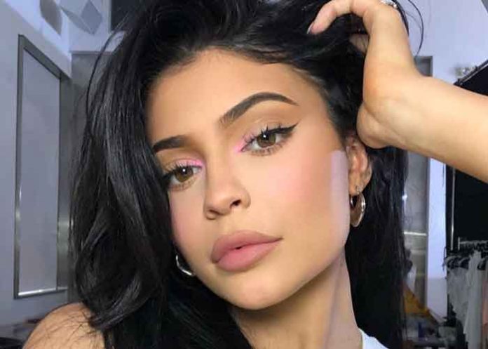 Kylie Jenner muestra la nueva tendencia un 