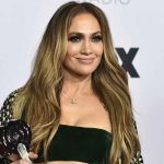 JLo estrena su película en Netflix con vestido transparente!