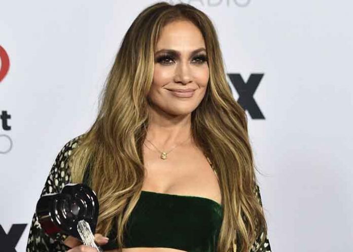 JLo estrena su película en Netflix con vestido transparente!