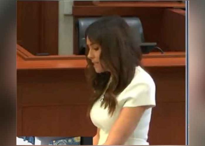 Famosa tiktoker se tatúa el rostro de la abogada de Johnny Depp