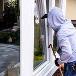 En Argentina: Joven intenta robar una casa y queda colgado sin ropa En Argentina: Joven intenta robar una casa y queda colgado sin ropa
