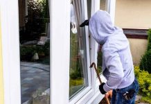 En Argentina: Joven intenta robar una casa y queda colgado sin ropa
