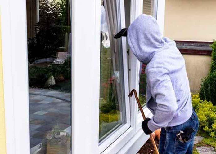 2 En Argentina: Joven intenta robar una casa y queda colgado sin ropa