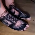 Hombre se tatuó los zapatos para no comprar calzado nunca más Hombre se tatuó los zapatos para no comprar calzado nunca más