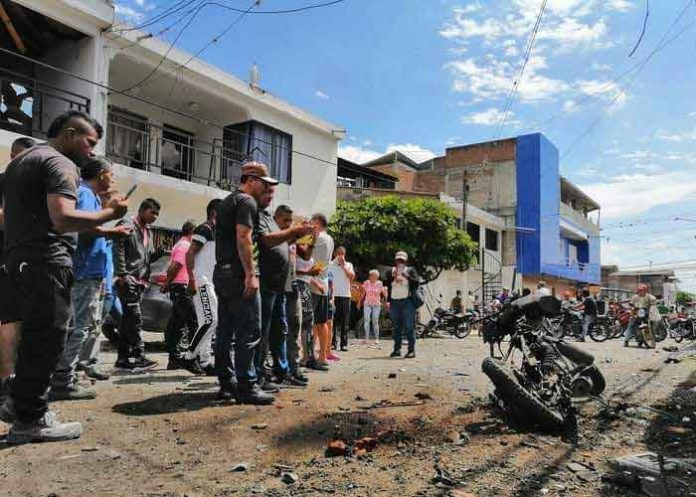 2 Policía resulta grave tras explosión de motobomba en Colombia ¡VIDEO!