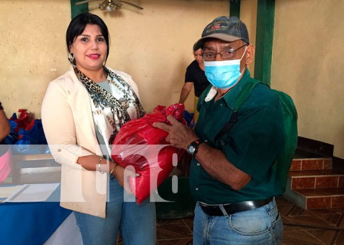 2 Adultos mayores reciben paquetes alimenticios en Jalapa