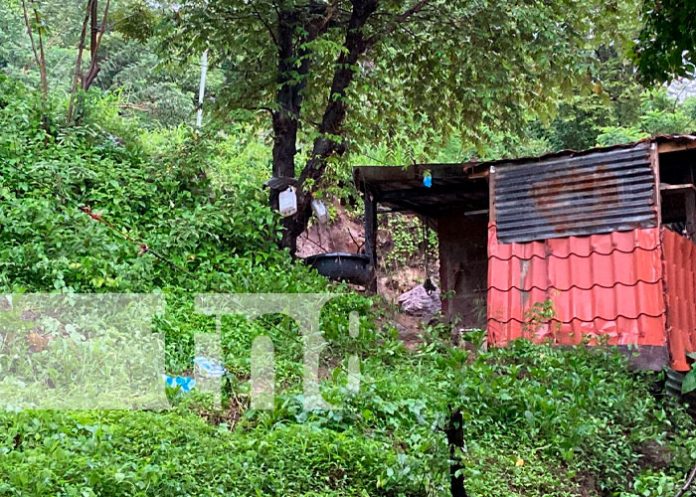 2 Lluvias provocan deslizamiento de tierra sobre una vivienda en Juigalpa