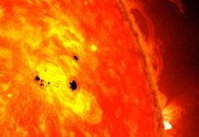 Una inmensa mancha se posa por encima del Sol Una inmensa mancha se posa por encima del Sol