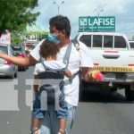 Hombre vende gelatinas acompañado de su hijo en Carretera a Masaya Hombre vende gelatinas acompañado de su hijo en Carretera a Masaya