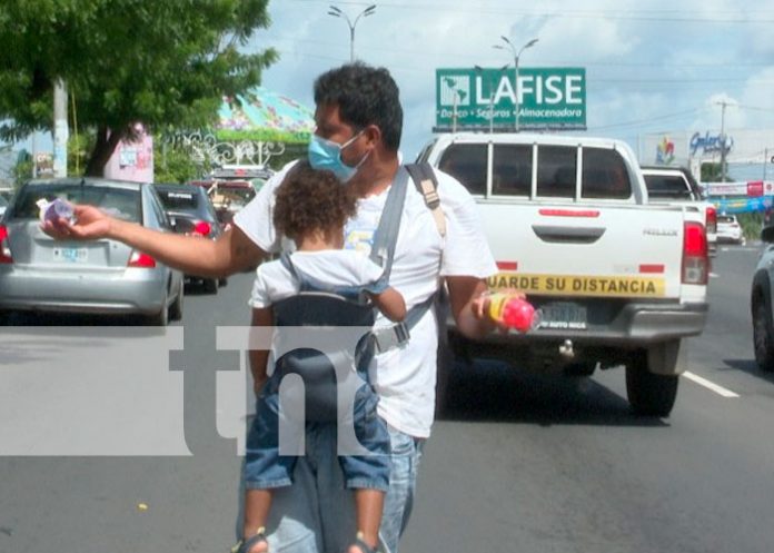 Hombre vende gelatinas acompañado de su hijo en Carretera a Masaya