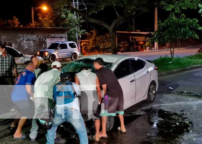 2 Vivo de milagro y sin golpe tras volcarse en la pista de Waspan Sur, Managua
