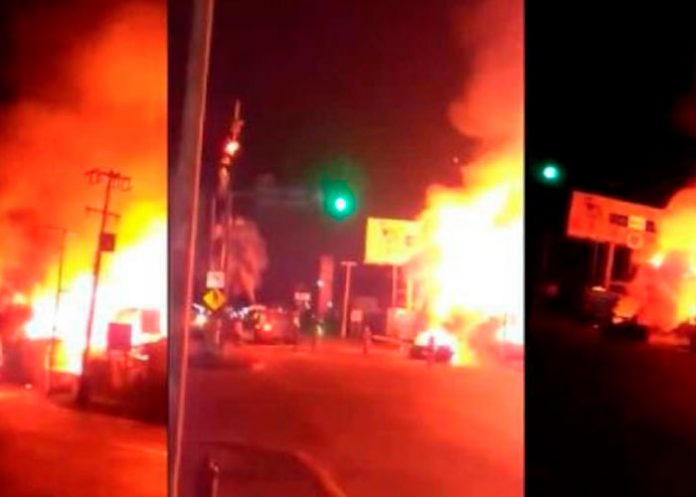 En Acapulco sicarios incendian dos restaurantes y un vehículo.