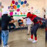 Video: Maestra vestida de Spider-Man enseña a bailar cumbia Video: Maestra vestida de Spider-Man enseña a bailar cumbia
