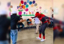 Video: Maestra vestida de Spider-Man enseña a bailar cumbia Video: Maestra vestida de Spider-Man enseña a bailar cumbia