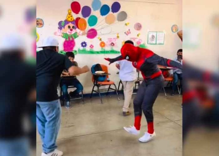 Video: Maestra vestida de Spider-Man enseña a bailar cumbia