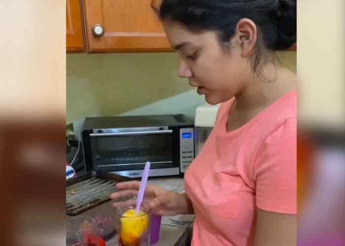 2 ¡Sorpresa! Mujer hace paleta para esposo con prueba de embarazo