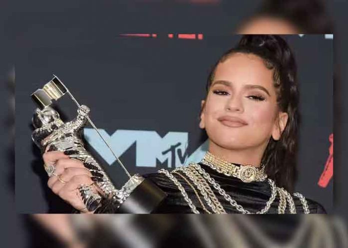 2 Las calles de Grecia gozaron de ¡Rosalía en vestido transparente!