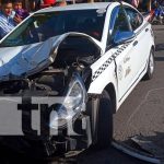 Imprudencia de taxista casi le cuesta la vida a un motociclista en Managua Imprudencia de taxista casi le cuesta la vida a un motociclista en Managua
