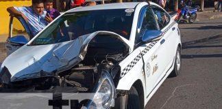 Imprudencia de taxista casi le cuesta la vida a un motociclista en Managua