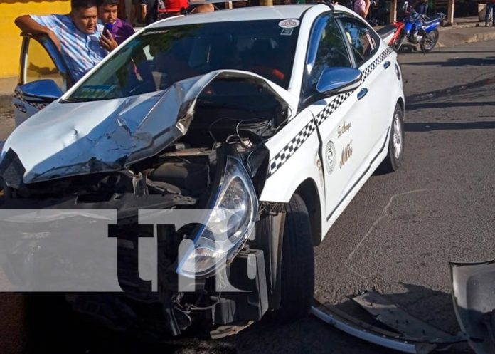 Imprudencia de taxista casi le cuesta la vida a un motociclista en Managua