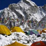 La 'orina' de escaladores del Everest 'están derritiendo un glaciar'